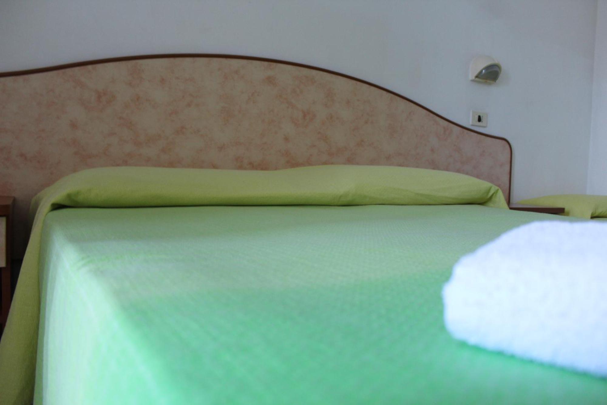Hotel Holiday Sunshine Summer ミザーノ・アドリアーティコ 部屋 写真